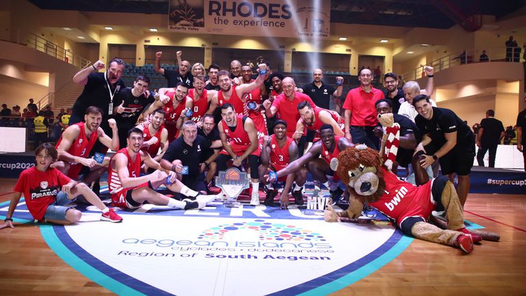 Българският баскетболен национал Александър Везенков и клубният му отбор Олимпиакос