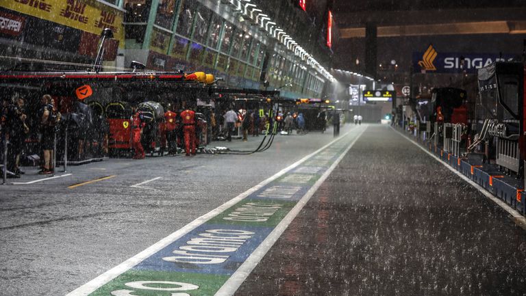 Гран При на Сингапур: Отложиха старта на състезанието заради проливен дъжд (следете на живо)