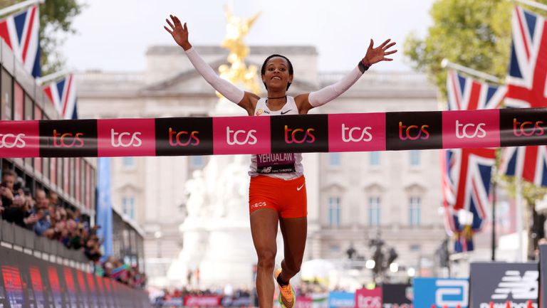 Световната рекордьорка на 10 км Ялемзерф Йехуалау спечели Лондонския маратон