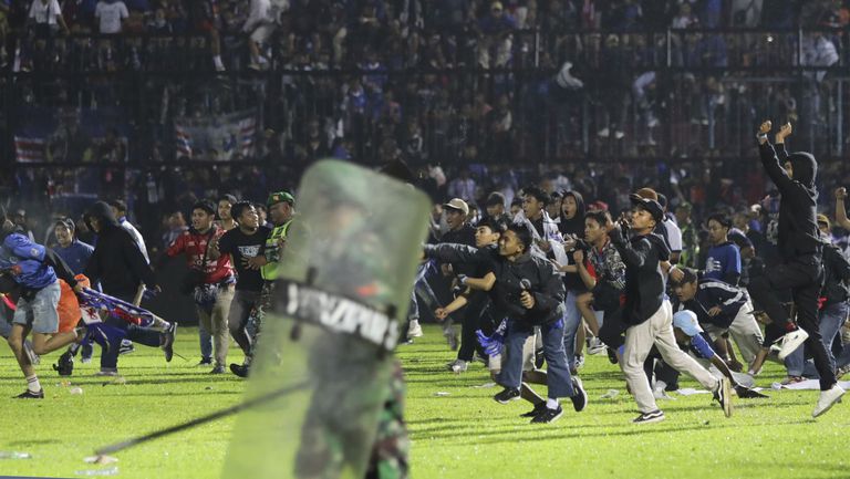Спряха мачовете от елитната футболна лига в Индонезия след трагедията в Маланг
