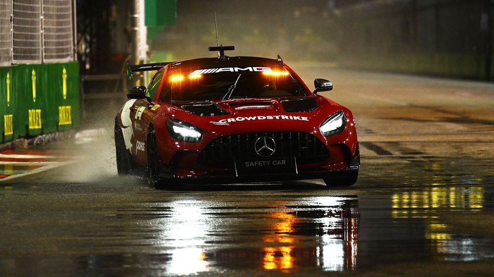 Пилотът на колата за сигурност е сред лидерите в Сингапур