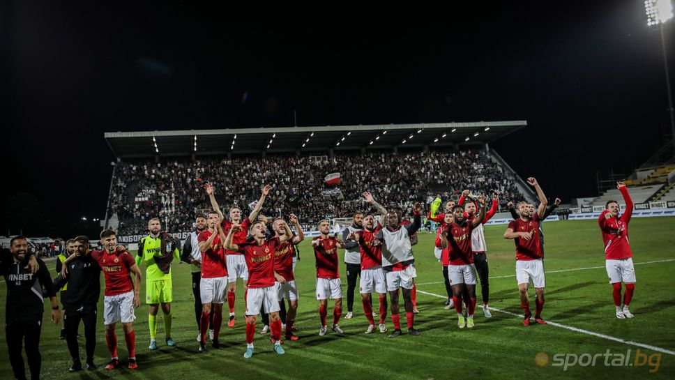 Играчите на "червените" поздравиха феновете се след победата над Локо (Пд)