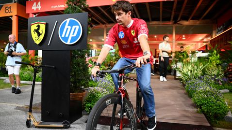 Шарл Леклер купува подаръците за Коледа в последния момент