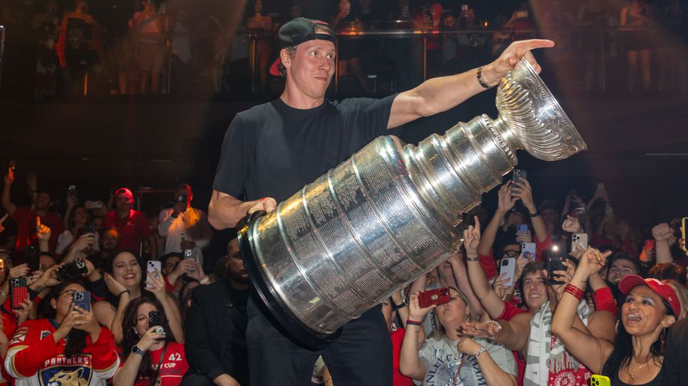 Защитникът Нико Микола продължи договора си с шампиона в НХЛ Флорида Пантърс