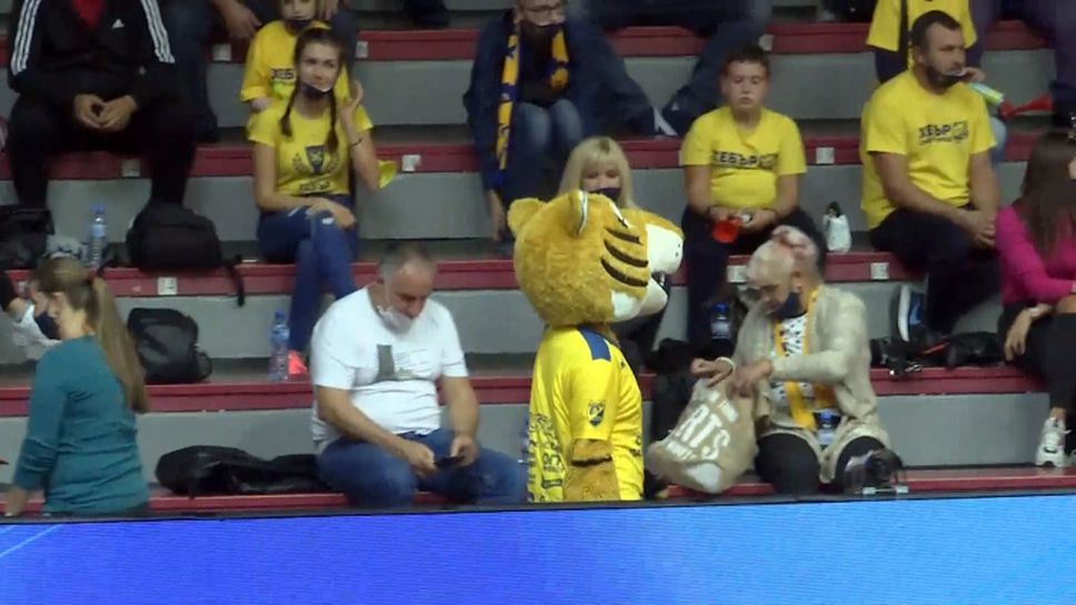 Любо Ганев и екзалтирани фенове на мача за Суперкупата по волейбол