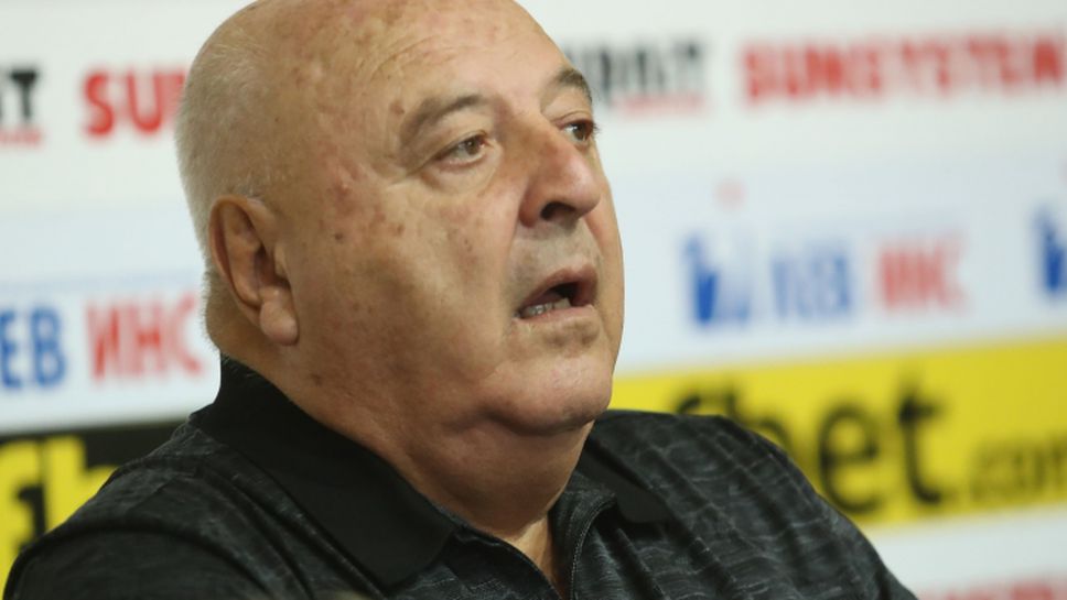 Венци Стефанов иронизира Краев: Не се ли гордеете, че едно къдраво с опашка играе в Шампионска лига?