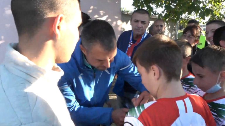 Божинов раздаде автографи и се снима с феновете в Червен бряг