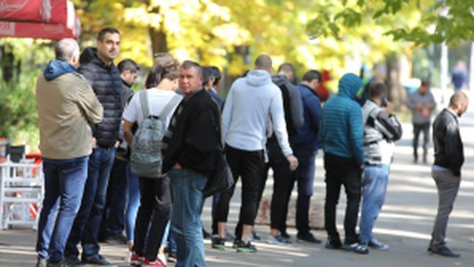Опашка за билети пред касите на стадион "Българска армия"