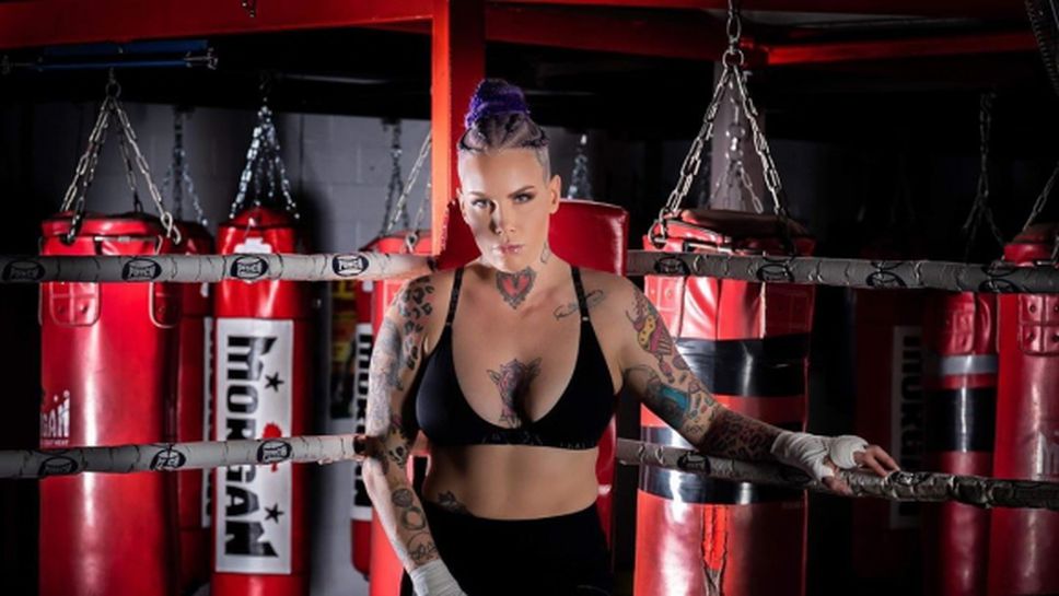 Бек Роулингс заработва пари от свои разголени снимки