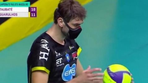  Лукас Сааткамп е единственият волейболист в света, който тренира и играе с маска (видео) 