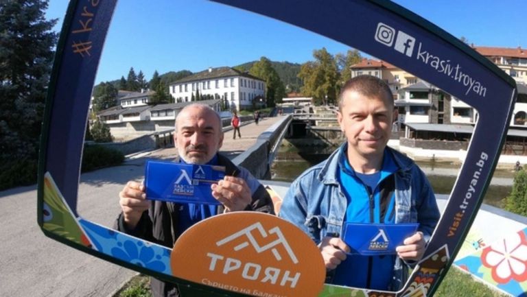 Кампанията "Аз съм Левски" и мобилният магазин на "сините" посети Троян