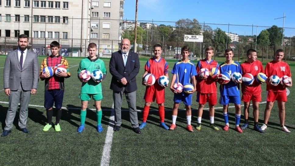 Министър Кралев откри футболен терен в Габрово