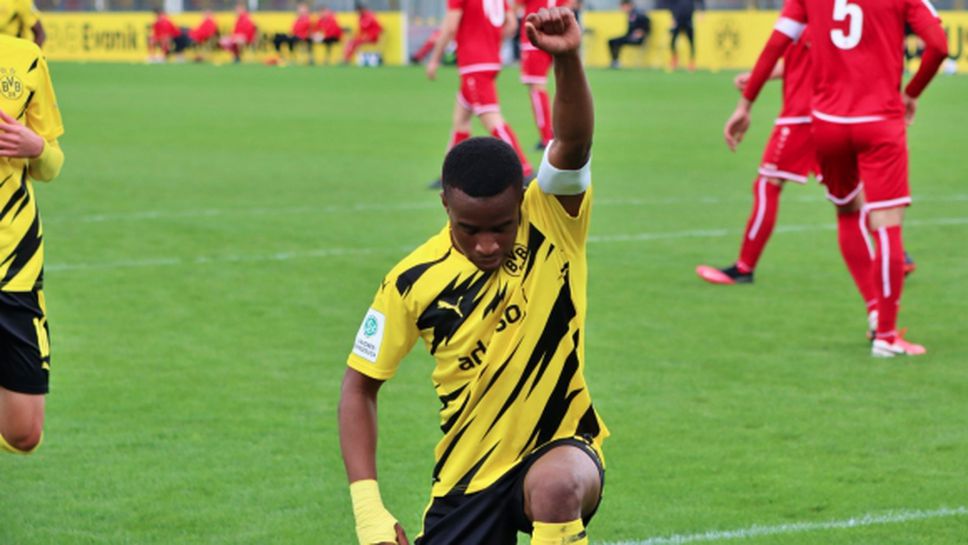 Чудото от школата на Дортмунд отговори на расистите с четири гола