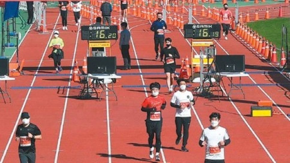 В Сеул измислиха как да бягат маратон при спазени противоепидемични мерки