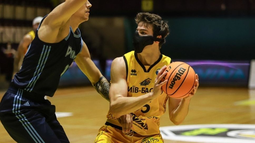 Баскетболист игра 20 минути с маска на лицето