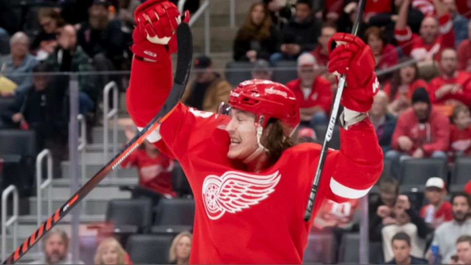 Голмайсторът на Детройт преподписа