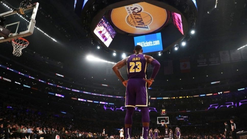 Вариантите за начало на следващия сезон в НБА остават два