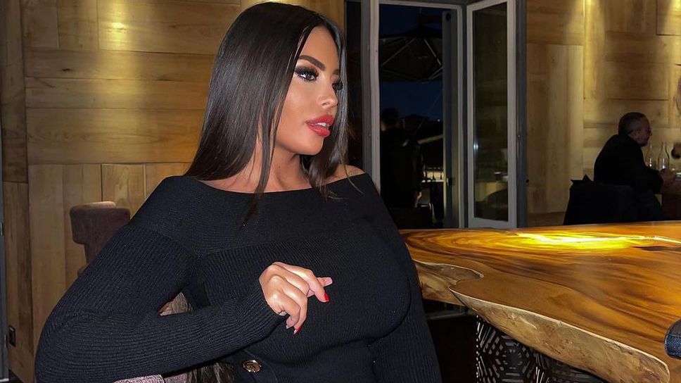 Спортна журналистка пръска сексапил пред огледалото