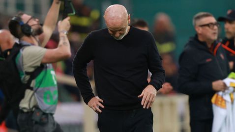 Феновете на Фиорентина побесняха след поредната загуба, а клубът и Пиоли се скриха