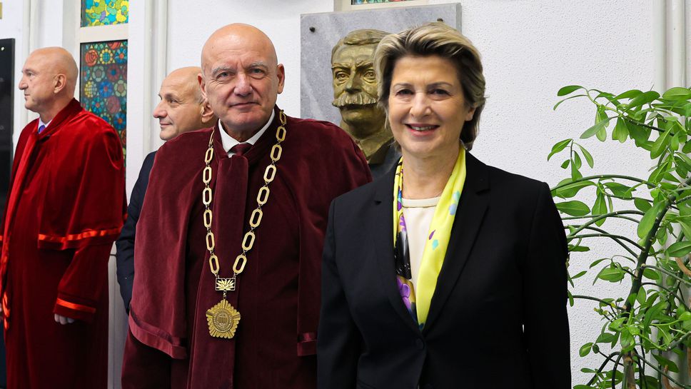 Весела Лечева и Румен Радев почетоха НСА за 80-ия рожден ден