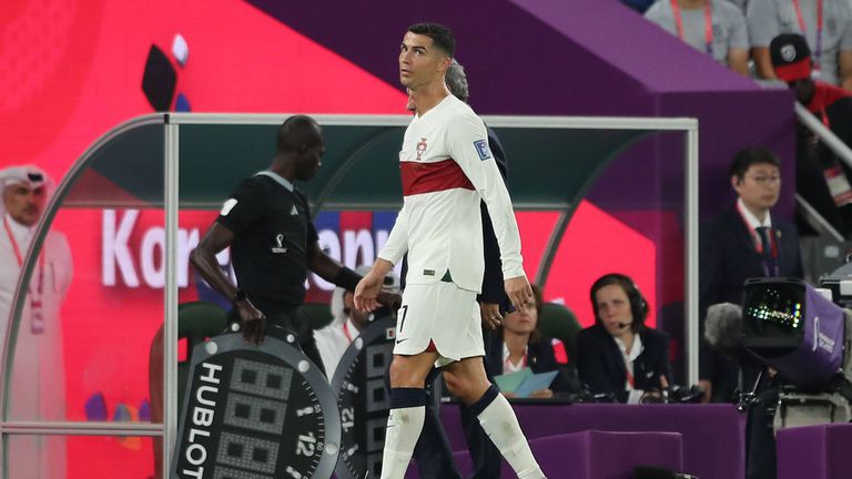 Роналдо гневен при смяната си в мача с Южна Корея
