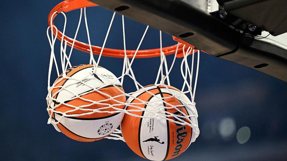 WNBA защити фенове, носили тениски с послания относно участието на транссексуални жени в Лигата