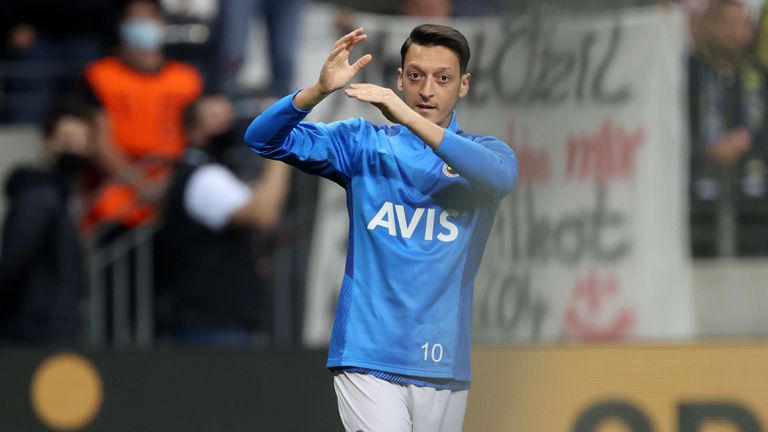  Йозил става притежател на турски клуб 