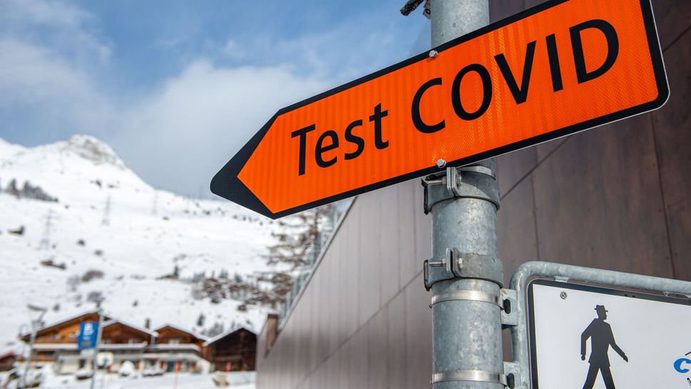 Трима швейцарски скиори с положителни тестове за COVID-19