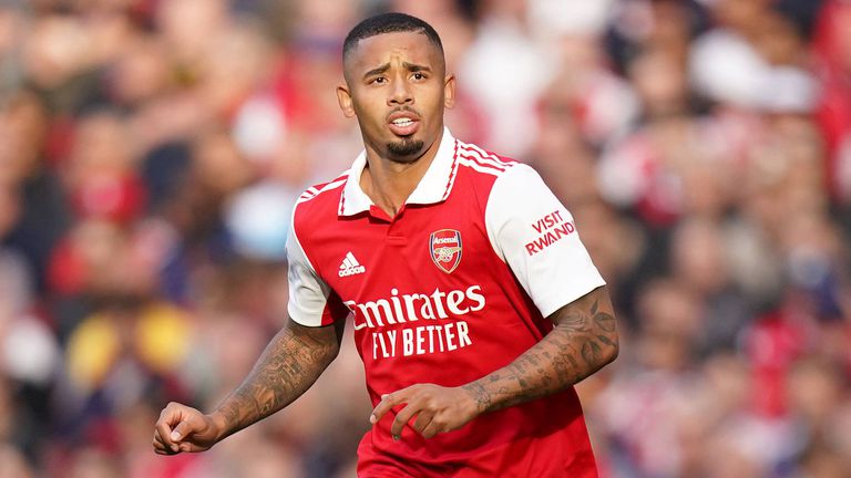 Нападателят на Арсенал Габриел Жезус е захвърлил патериците и е