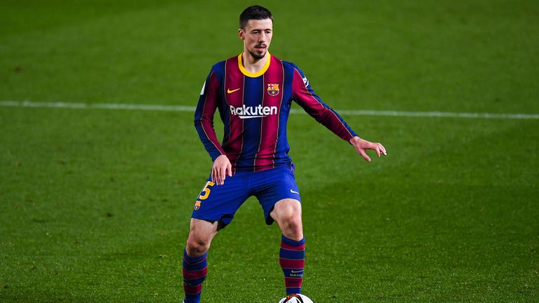 Защитник на Барселона гледа към изхода