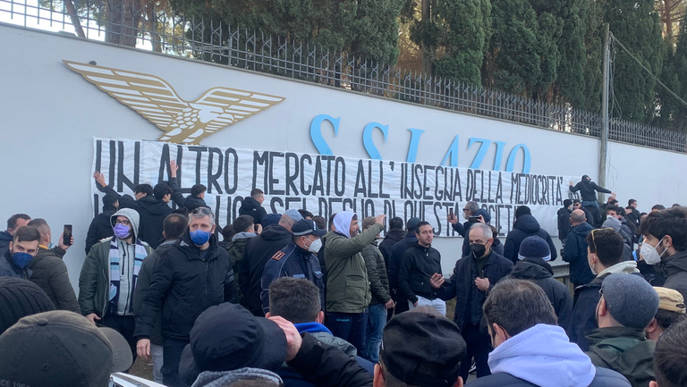 300 ядосани ултраси на Лацио се появиха на базата