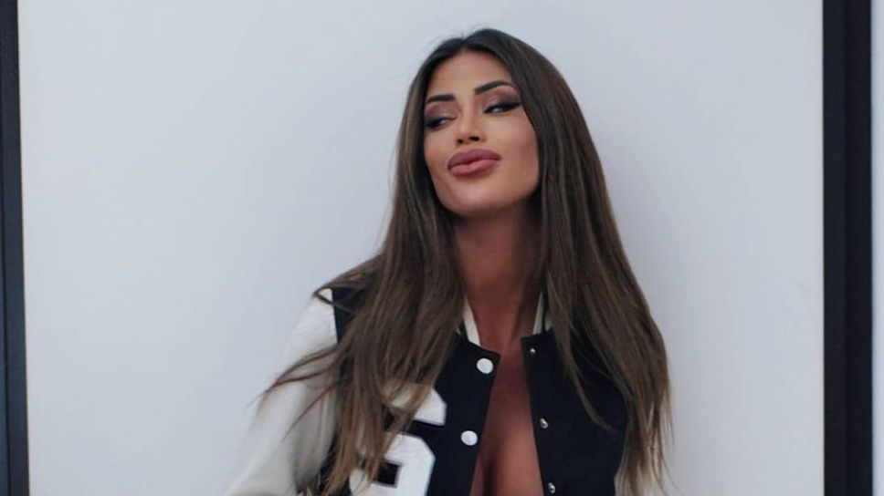 Футболна фенка не остави много на фантазията