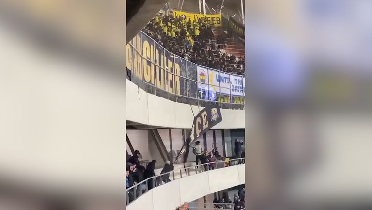 Феновете на Адана Демиспор унищожиха банер на Фенербахче