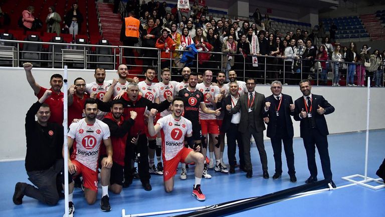 Волейболният национал Мартин Атанасов и шампионът Зираатбанк Анкара постигнаха 6 а