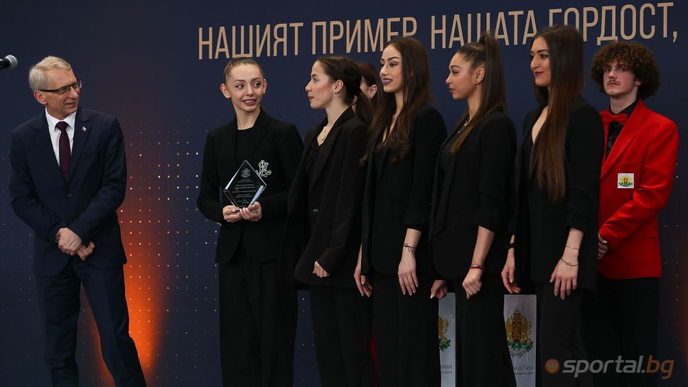 Академик Денков награди ансамбъла по художествена гимнастика