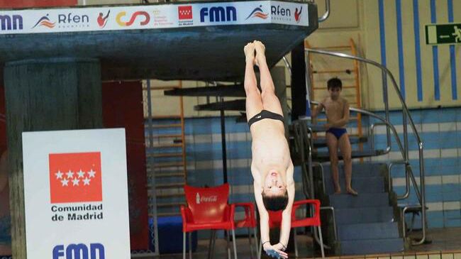 Крис Йорданов спечели 3 златни медала на турнир по скокове във вода в Мадрид