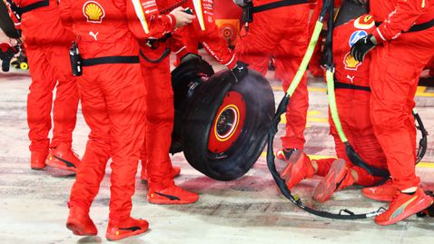 От Пирели разкриха причината за спуканите гуми на Хамилтън и Сайнц в Катар