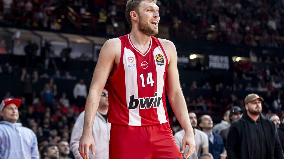 Отборът на Олимпиакос с българския национал Александър Везенков гостува на