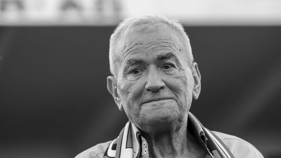 Куп футболни хора изпратиха голямата легенда Спиро Дебърски