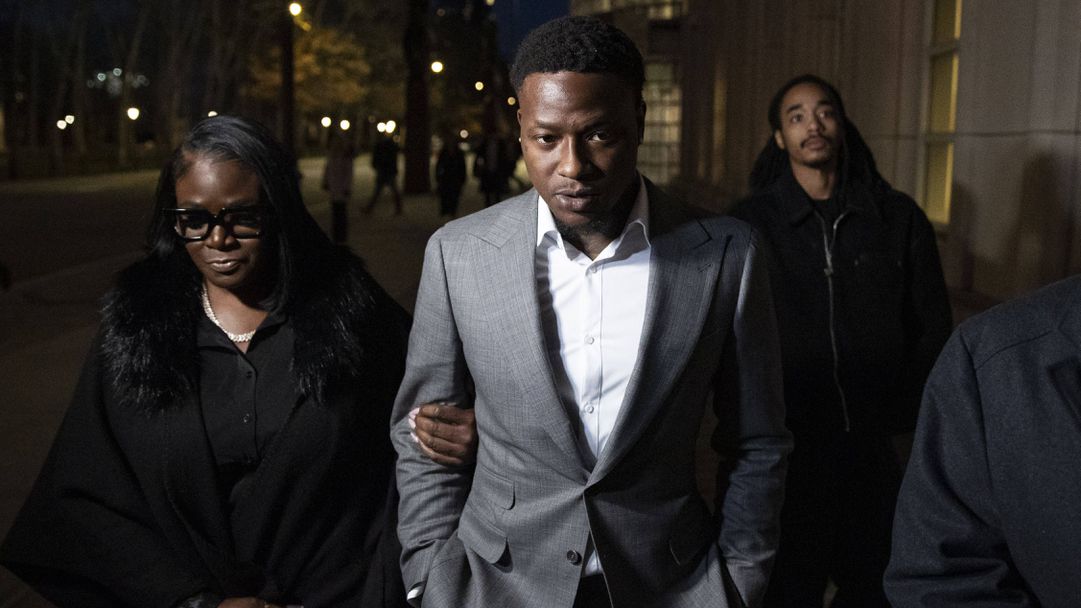 Победа извън терена за Тери Розиър