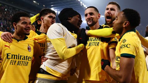 Милан продължава да гони Интер след погром в Болоня