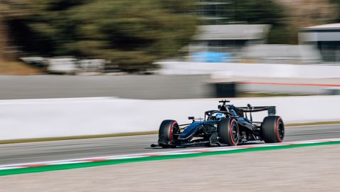 В Астън Мартин са имали 4-месечно закъснение с новата кола