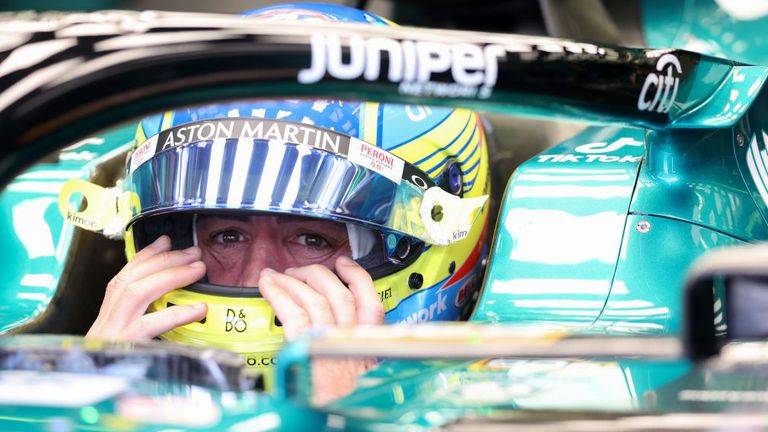Звездата на Астън Мартин във Формула 1 Фернандо Алонсо се