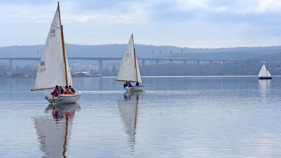 Общо 13 лодки от 10 клуба в страната стартираха в регатата „Трета март“