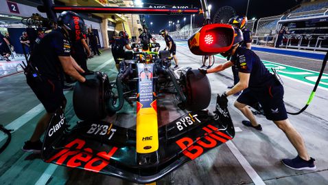  В Ред Бул и Ферари сменят съставни елементи преди надпреварата 