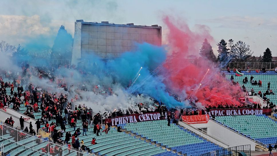 Димки в цветовете на българския трибагреник от феновете на "червените"