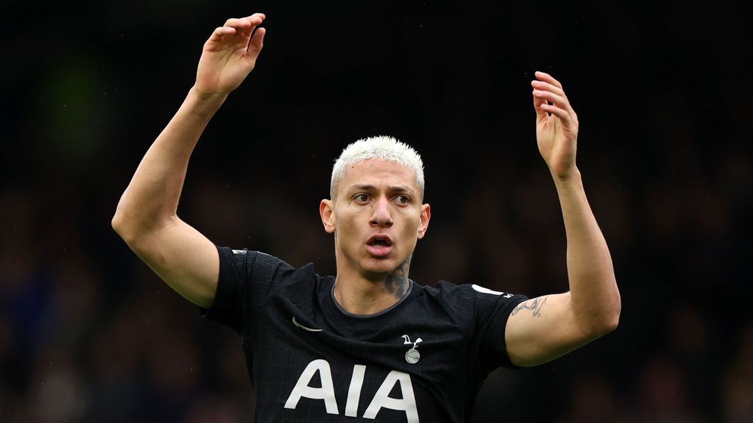 Заплатите в Тотнъм ще бъдат намалени наполовина при изпадане