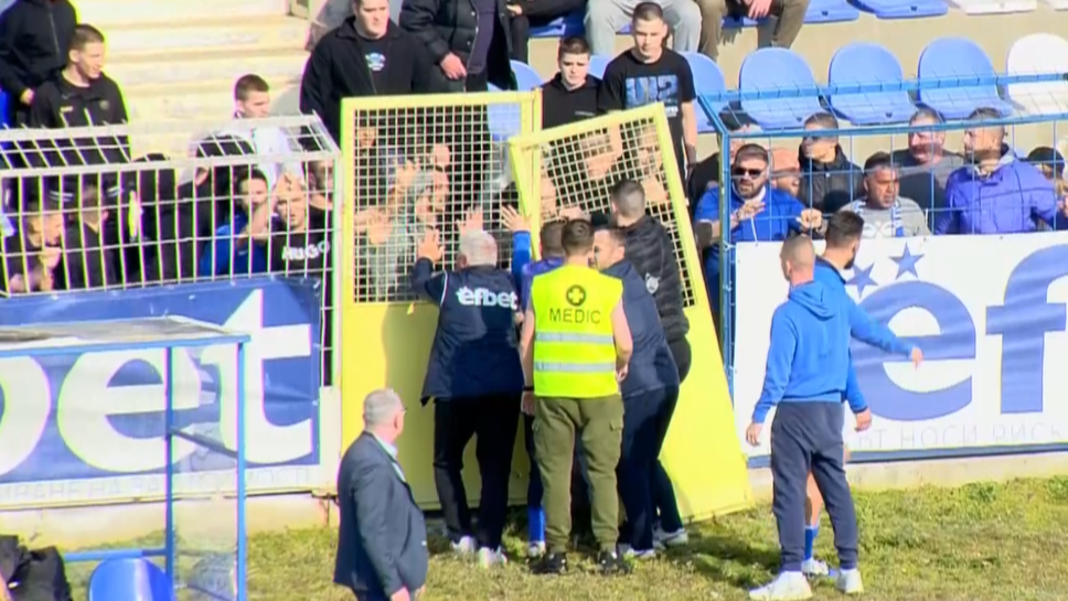 На "Коритото" стана напечено: фенове тръгнаха да нахлуват, откъртиха метална врата