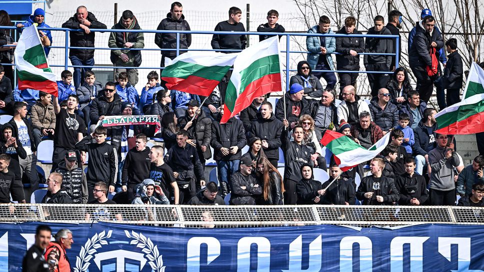 На "Коритото" стана напечено - фенове тръгнаха да нахлуват, откъртиха метална врата