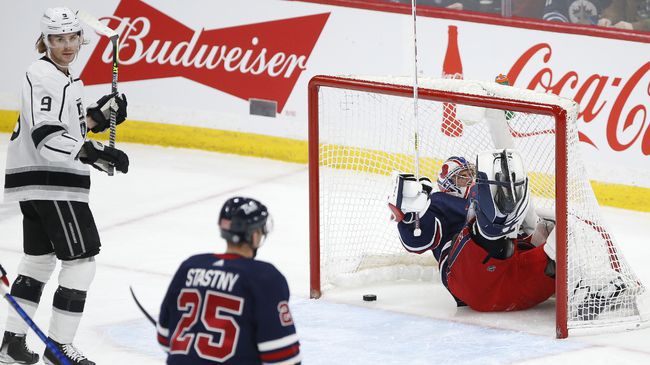 Анже Копитар вкара при победата на Лос Анджелис над Уинипег в 1200-ия си мач в НХЛ